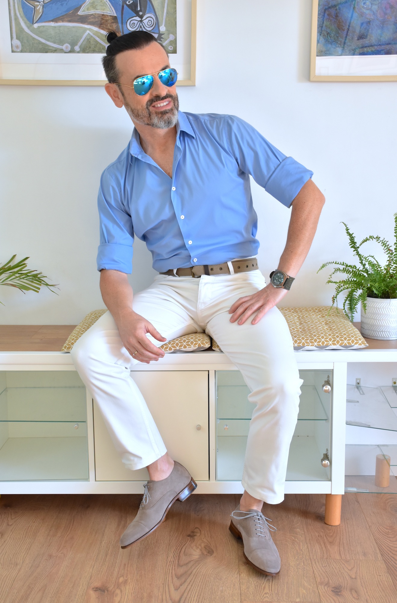 pantalon blanco hombre camisa azul zapato ante beige