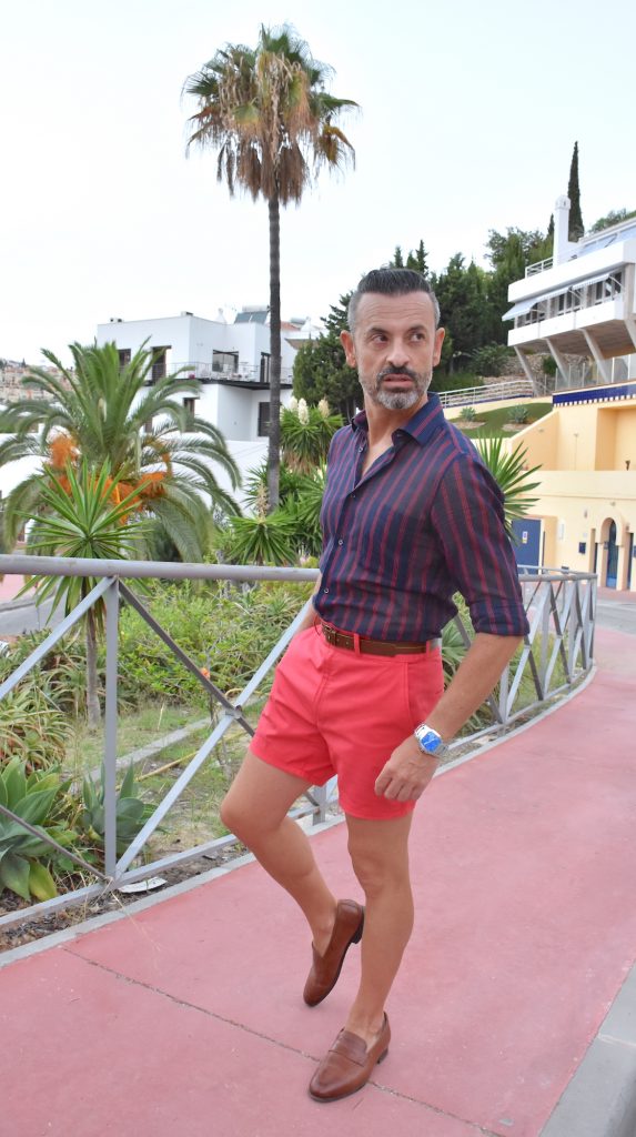 estilismo masculino verano loafers marrones pantalon corto coral