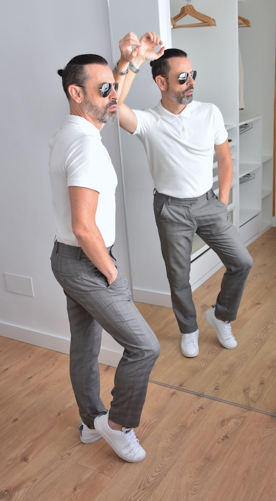 hombre maduro sexy pantalon gris polo blanco