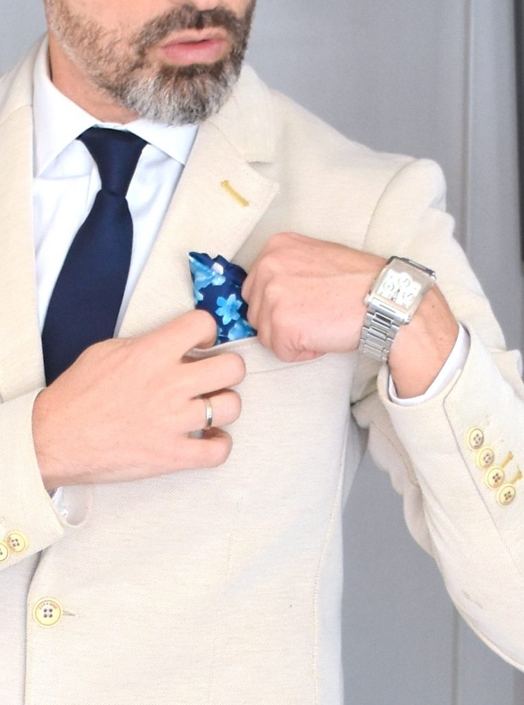 chaqueta beige corbata azul pañuelo seda hombre