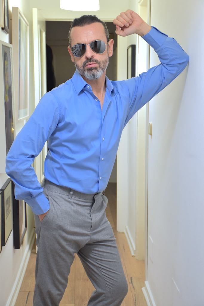 moda masculina camisa azul pantalon gris