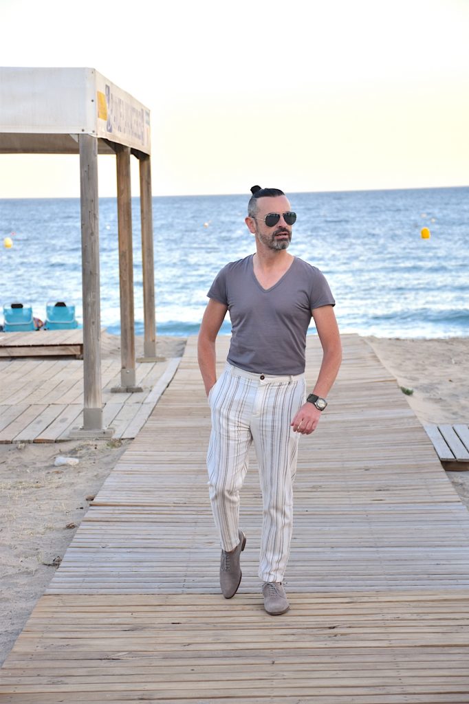 playa almeria look hombre verano camiseta pico pantalon rayas
