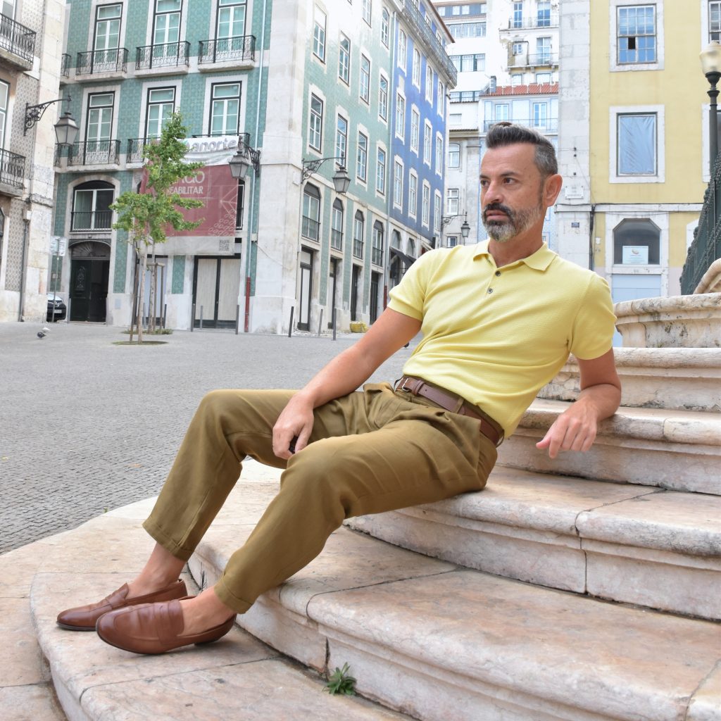 moda hombre verano pantalon pinzas verde polo amarillo loafers marrones