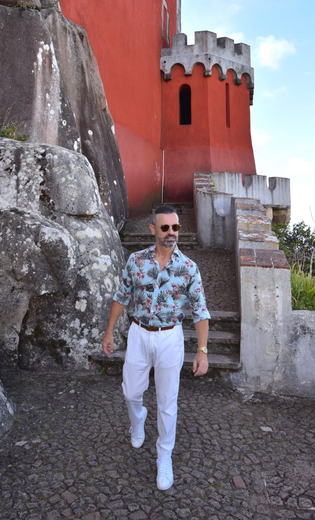 portugal sintra palacio da pena moda hombre pantalon blanco zapatilas