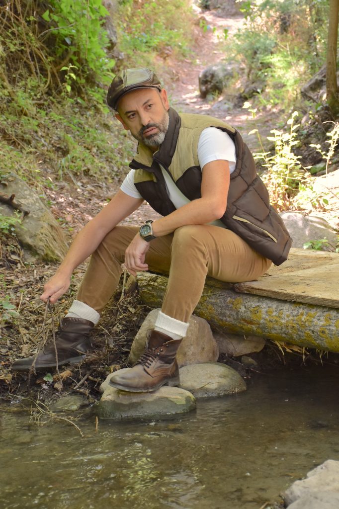 estilismo hombre campo bosque naturaleza botas marrones pantalones pana