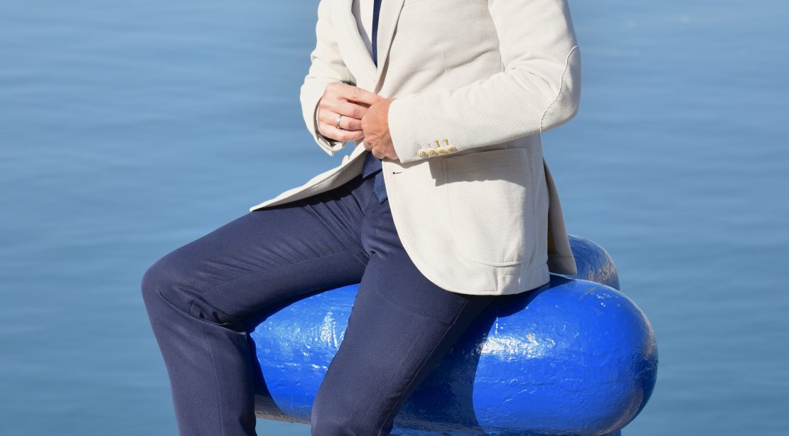 traje-hombre-chaqueta-beige-pantalon-azul-corbata-zapatos-hebilla