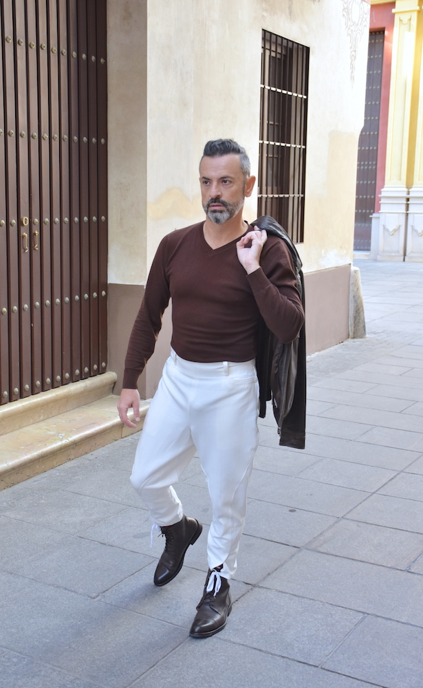 moda para hombres maduros botas marrones pantalon blanco
