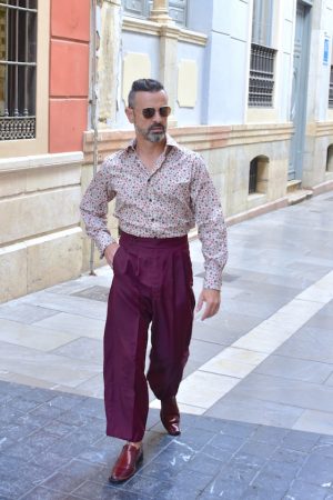 moda para hombres maduros vintage pantalon gurkha burdeos