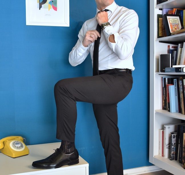 traje hombre ejecutivo maduro pantalon negro corbata negra camisa blanca