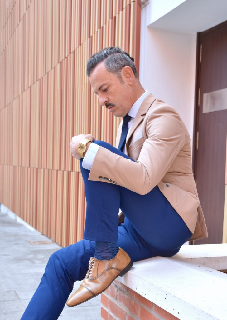 traje hombre boda pantalon azul chaqueta beige estilo casual elegante