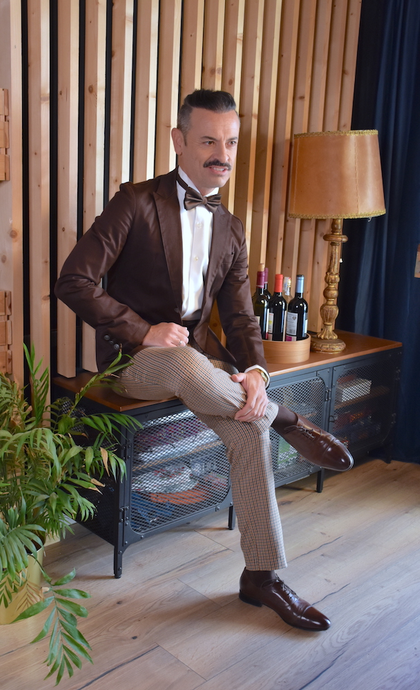elegant men style suit smokin brown blowtie moustache