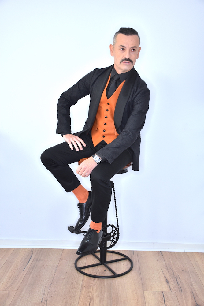 vestir elegante etiqueta hombre gala traje smokin negro chaleco naranja