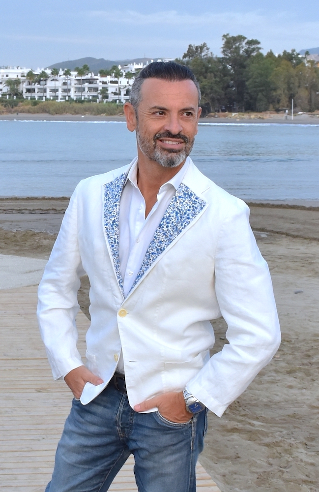 estilo verano hombre boda playa vaqueros blazer lino blanco solapa flores
