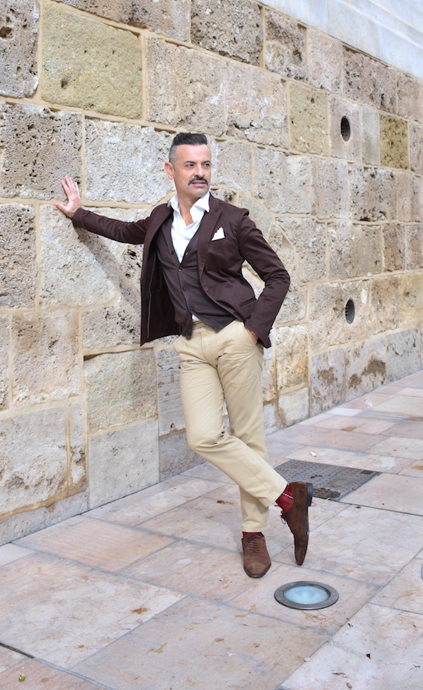moda hombre maduro blazer marron cardigan pantalon beige