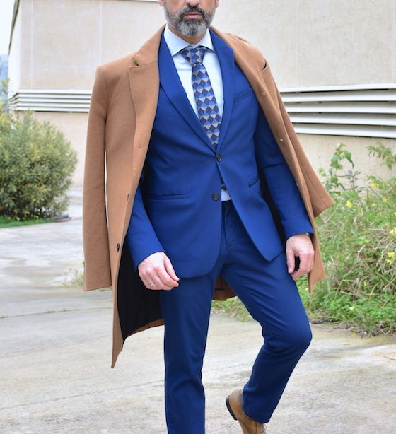 abrigo camel hombre estilo elegante corbata traje azul