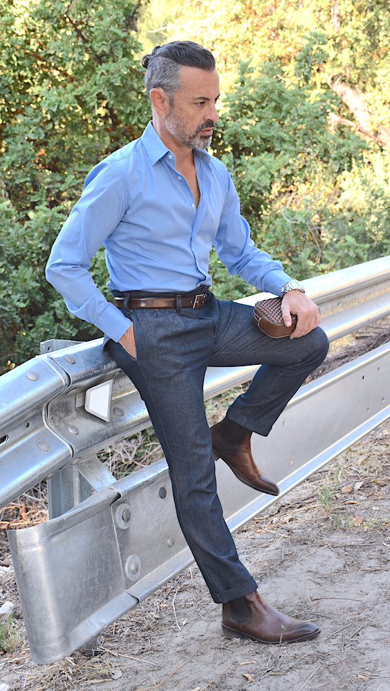 moda hombre estilo botas chelsea marrones cuero mariconera camisa azul