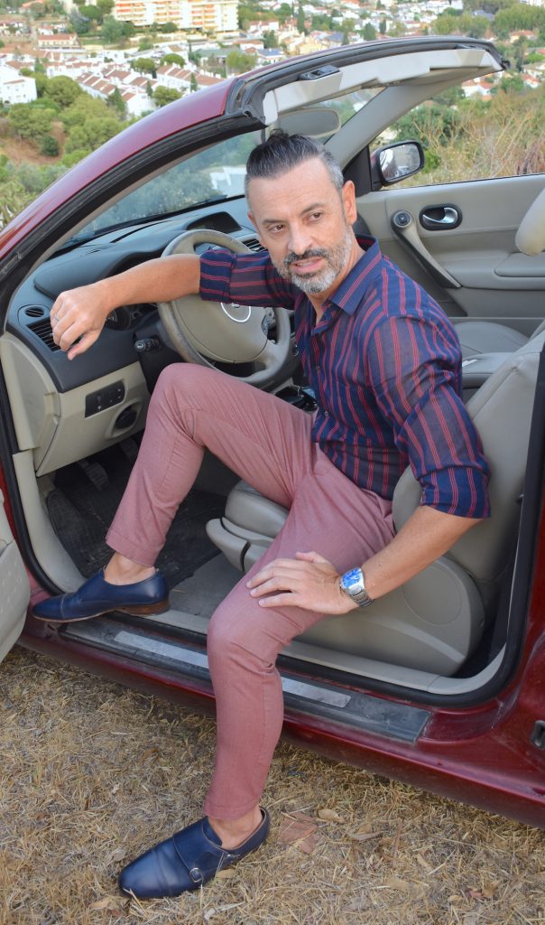 hombre conduciendo maduro zapatos vestir azul rosa