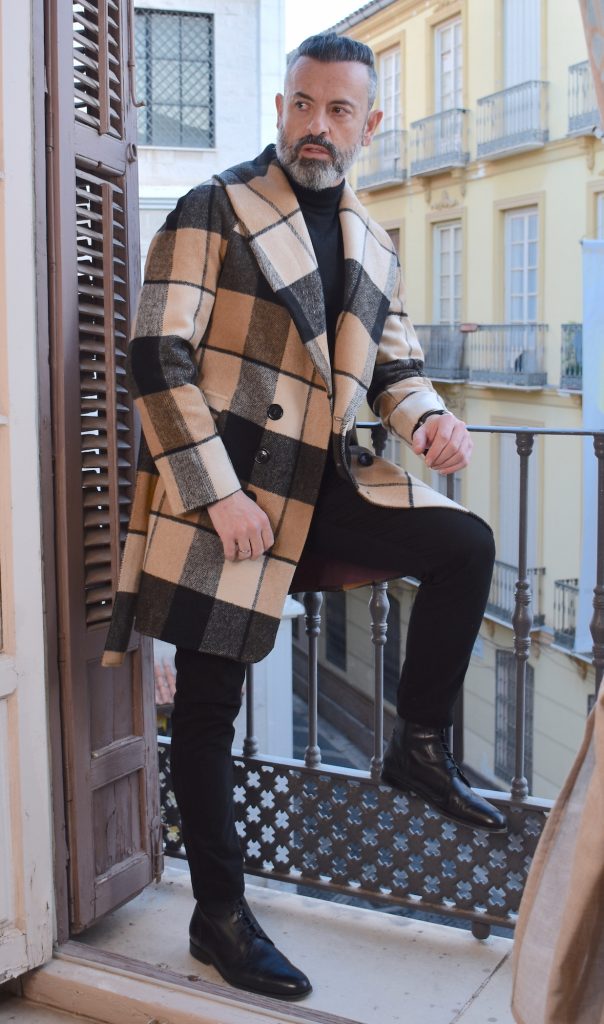abrigo cuadros hombre moda invierno marron negro combinar colores en ropa de hombre