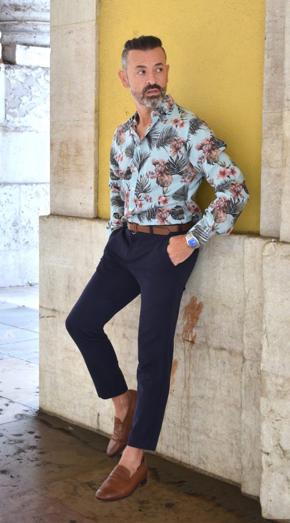 camisa estampada floral moda hombre primavera combinar colores en ropa de hombre