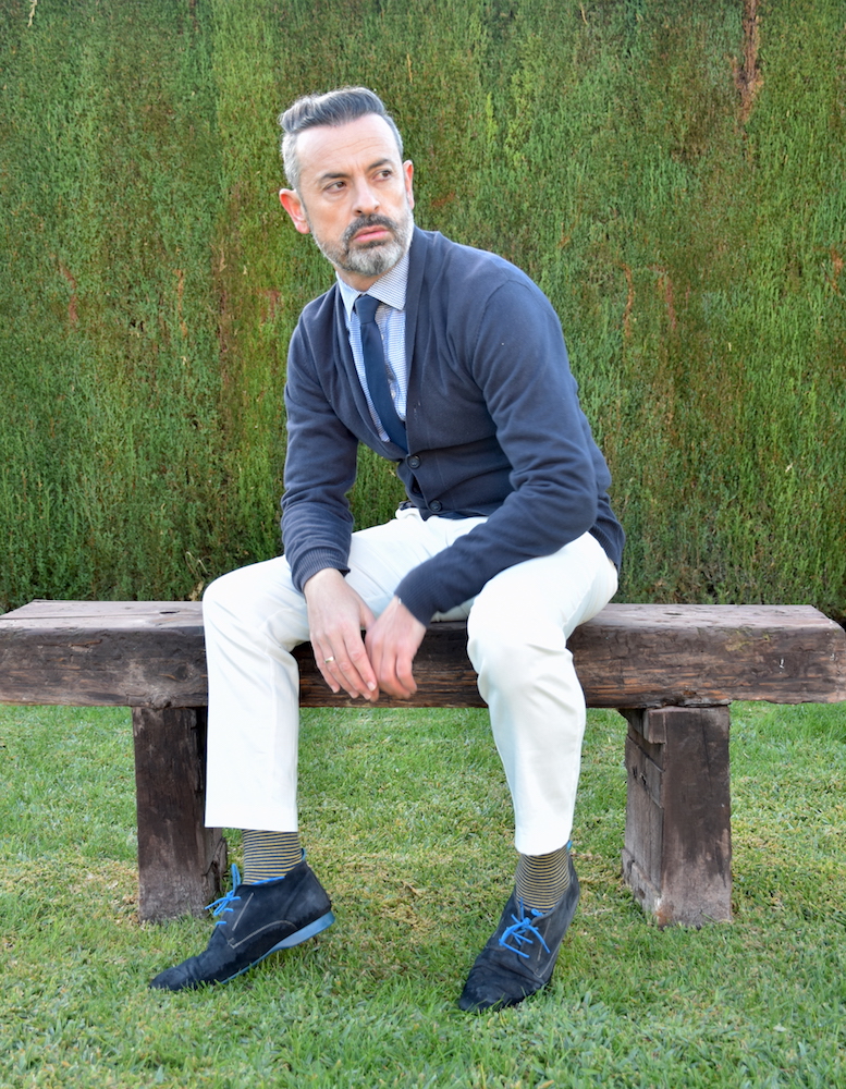 moda hombre rebeca azul pantalon blanco