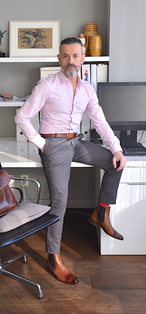 look hombre oficina camisa rosa botas chelsea
